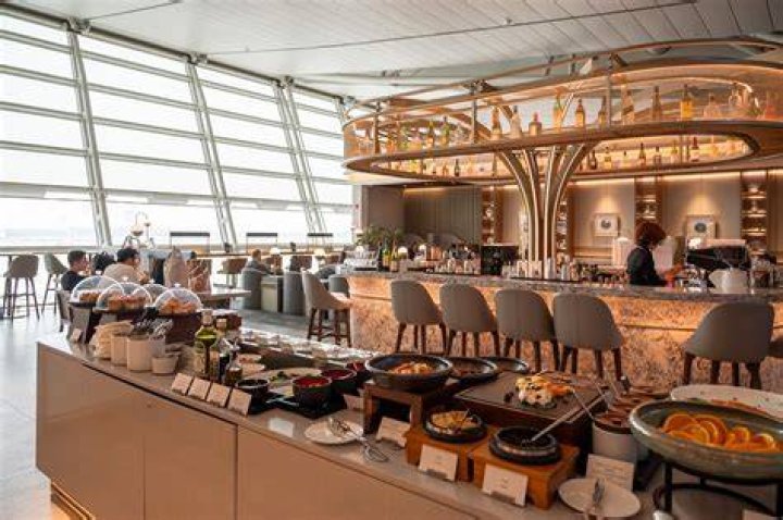 Can I pay to use Singapore Airlines lounge?
