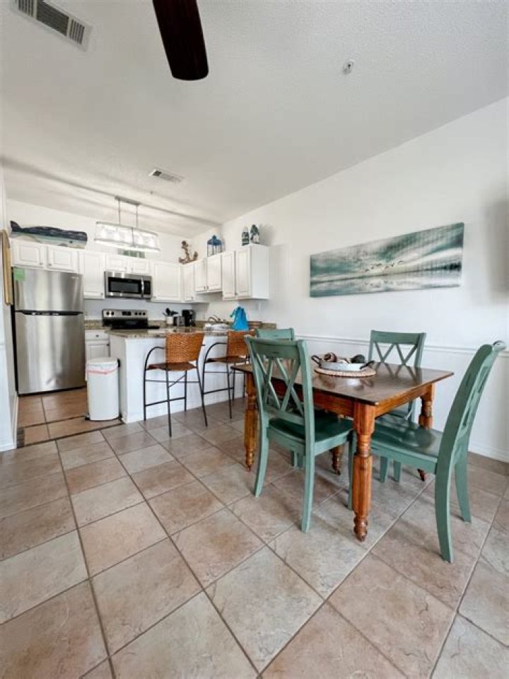 Do Newman-Dailey vacation rentals offer beach service?