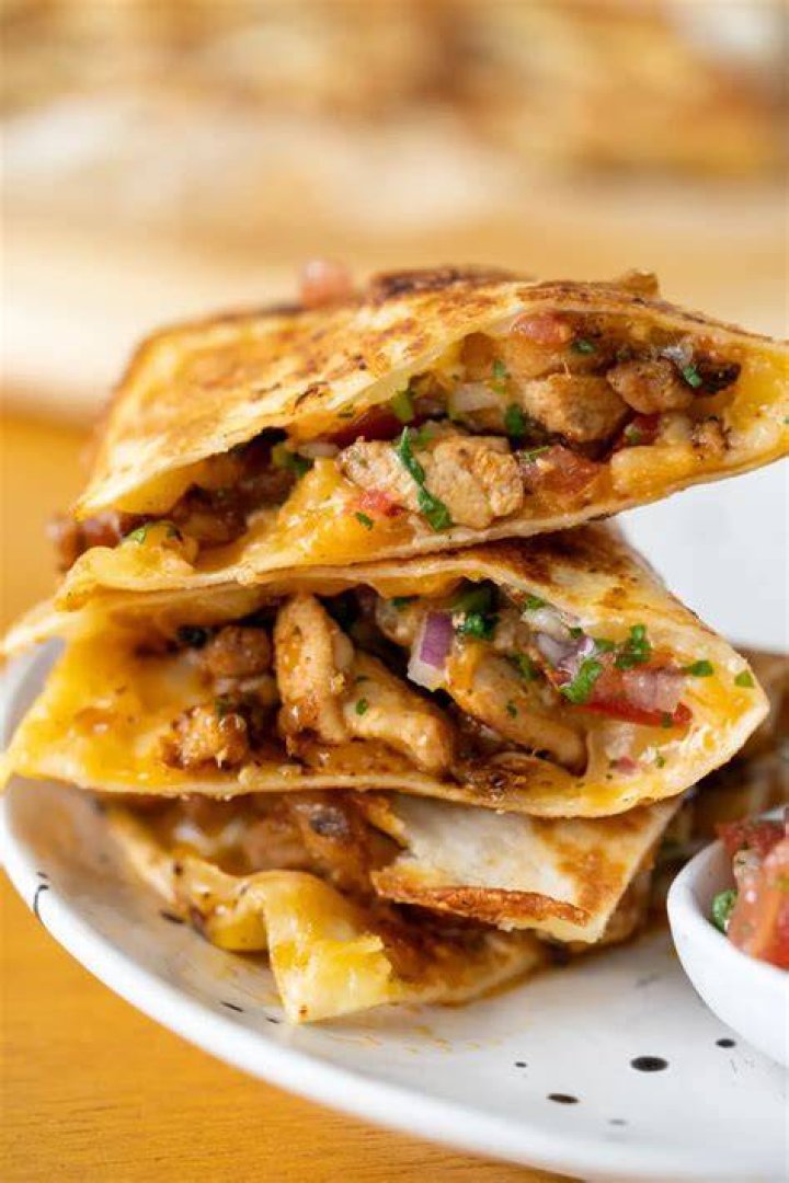 Does a Chipotle chicken quesadilla have cheese?