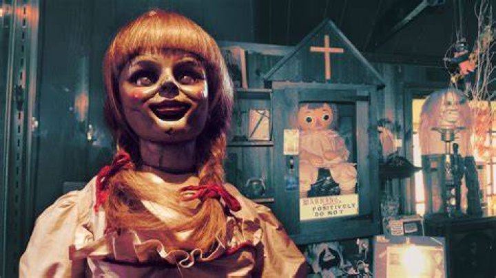 Does the father die in Annabelle?