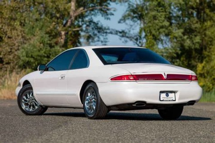 Does the Lincoln Mark VIII have a Cobra engine?