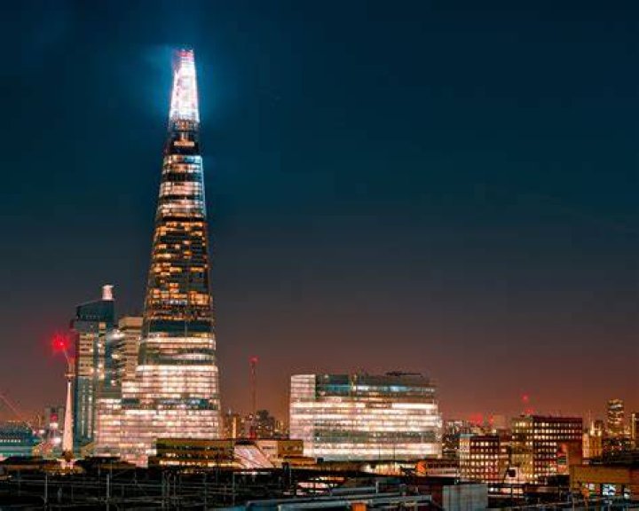 Does the Shard light up at night?