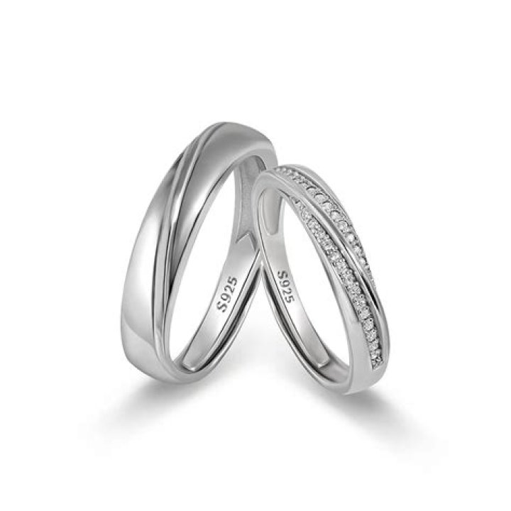 Does two wedding bands mean?