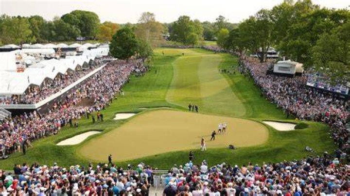 How are prizes divided in golf tournaments?
