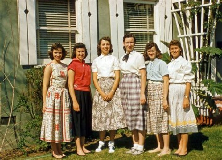 How did little girls wear their hair in the 50s?