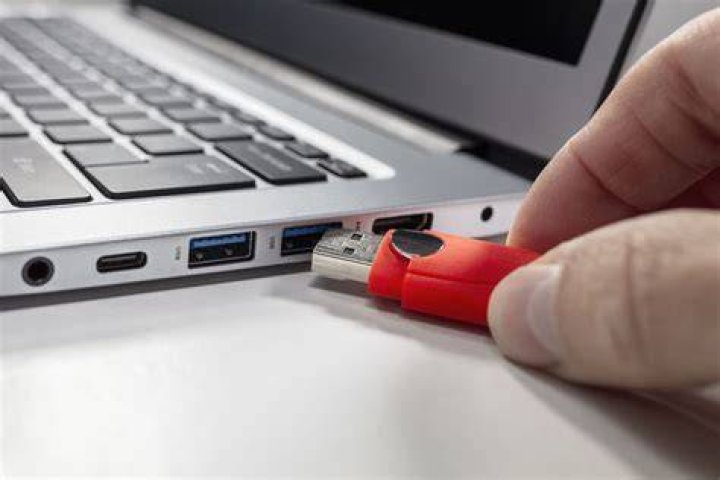 How do I get my USB to show up on my Mac?