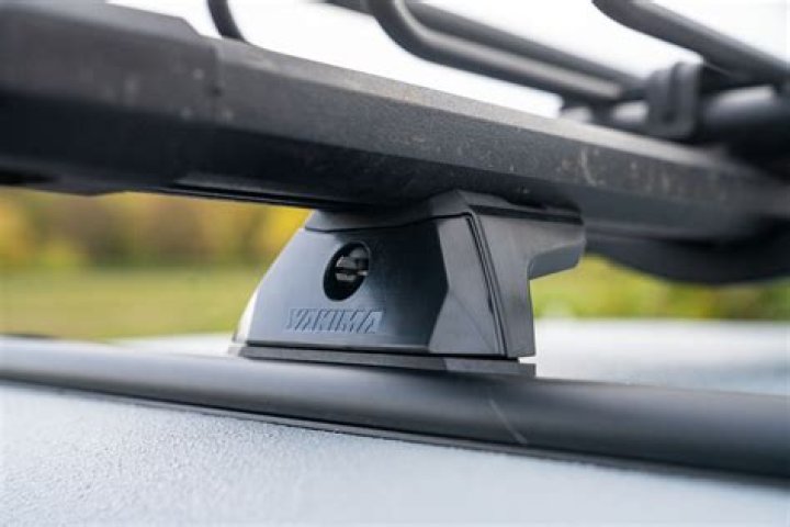How far apart should Yakima crossbars be?