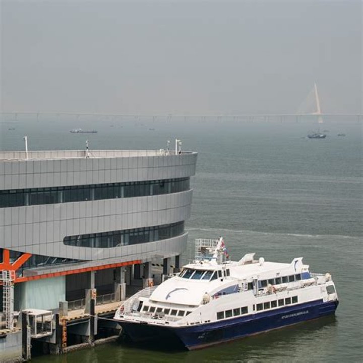 How long is the ferry from Hong Kong to Zhuhai?