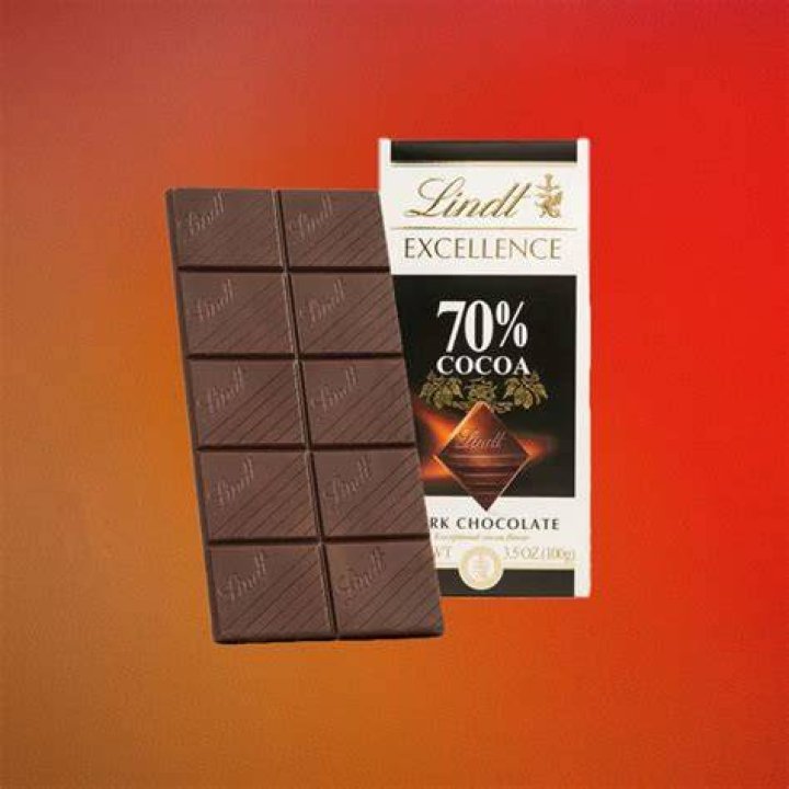 How many calories are in a Lindt 70% dark chocolate?