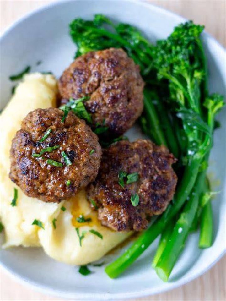 How many calories are in homemade beef rissoles?