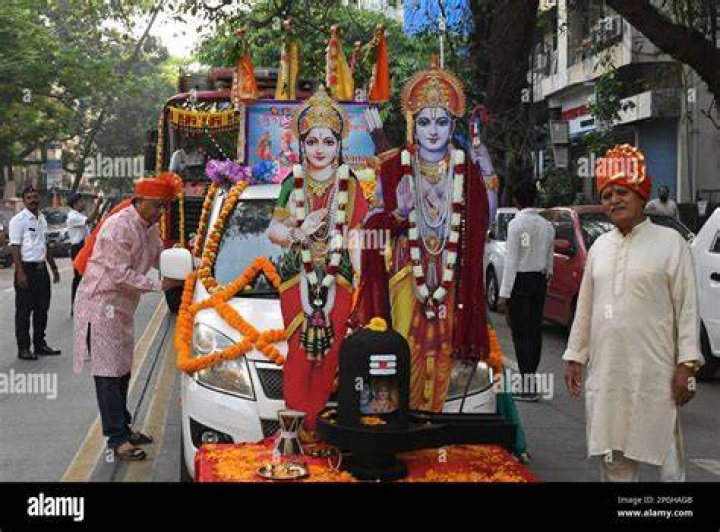 How many Maharashtrians are there in Mumbai?