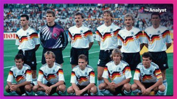 How many players were in the 1990 World Cup final squad?
