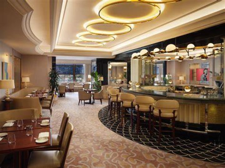 How many restaurants does Villa del Palmar have?