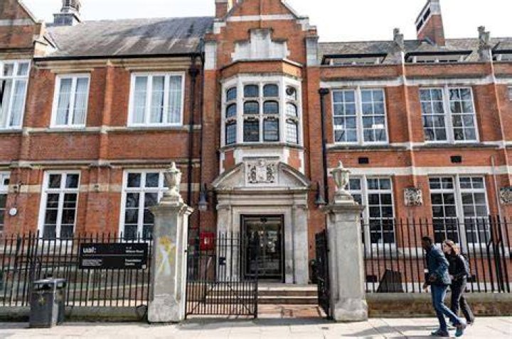 How many students go to Camberwell College of Arts?