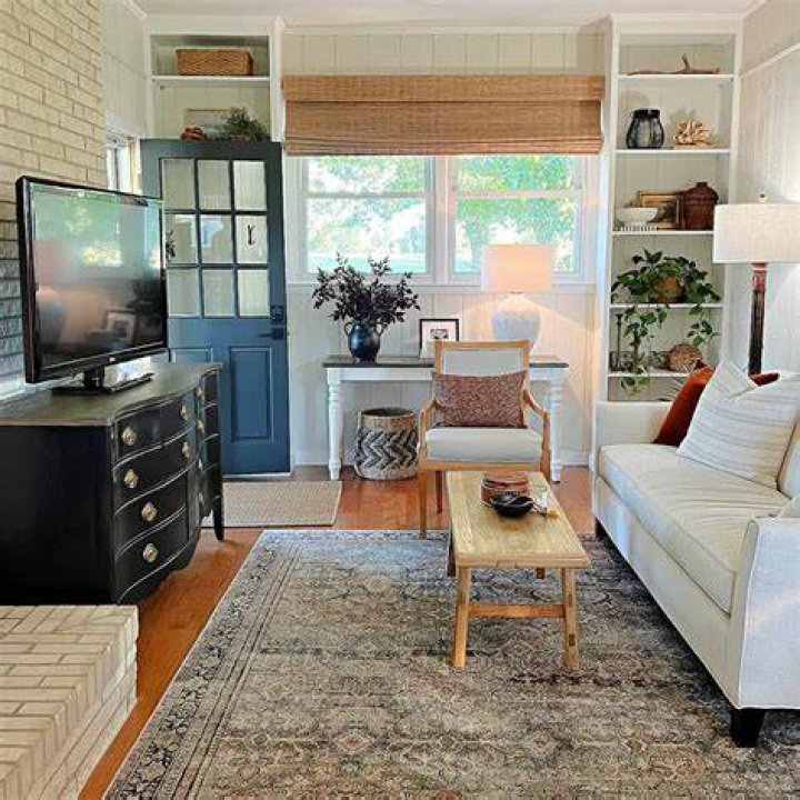 How to decorate a small living room?