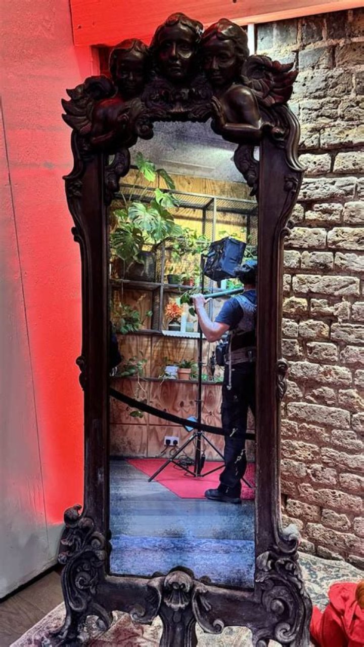 How was the mirror scene filmed?