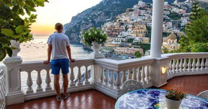 Is it better to stay in Ravello or Amalfi?