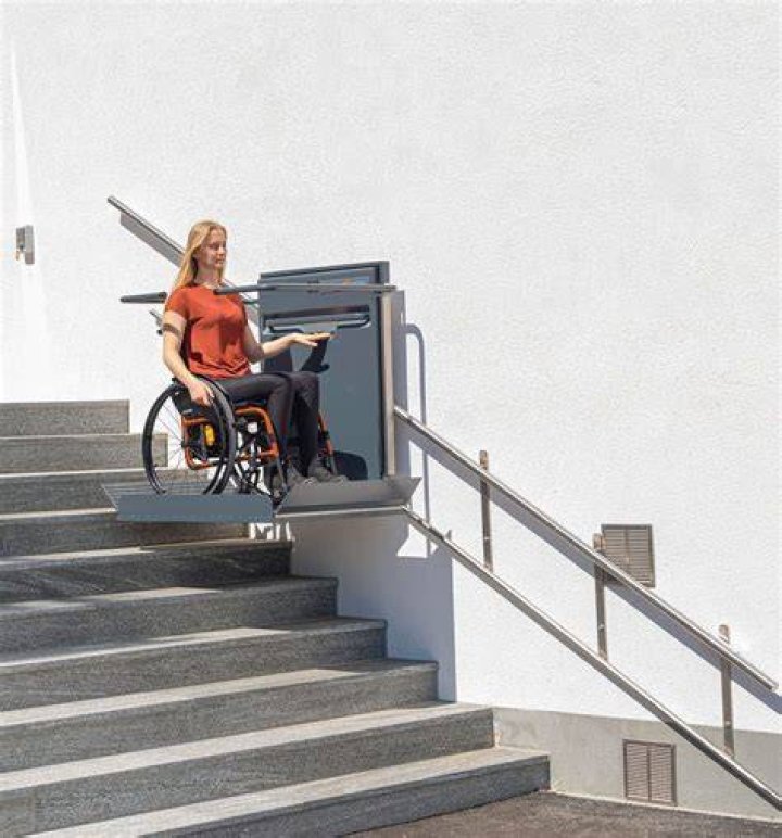 Is Laura in a wheelchair Glass Menagerie?