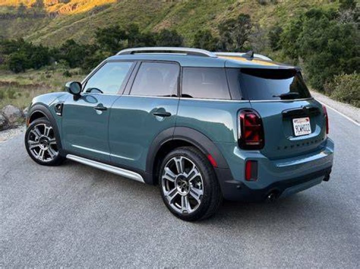 Is Mini Cooper Countryman automatic?