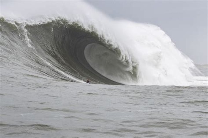 Is tow surfing allowed at Mavericks?