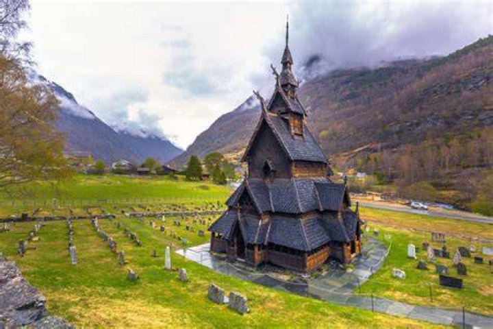 What architecture is the stave church in borgund?