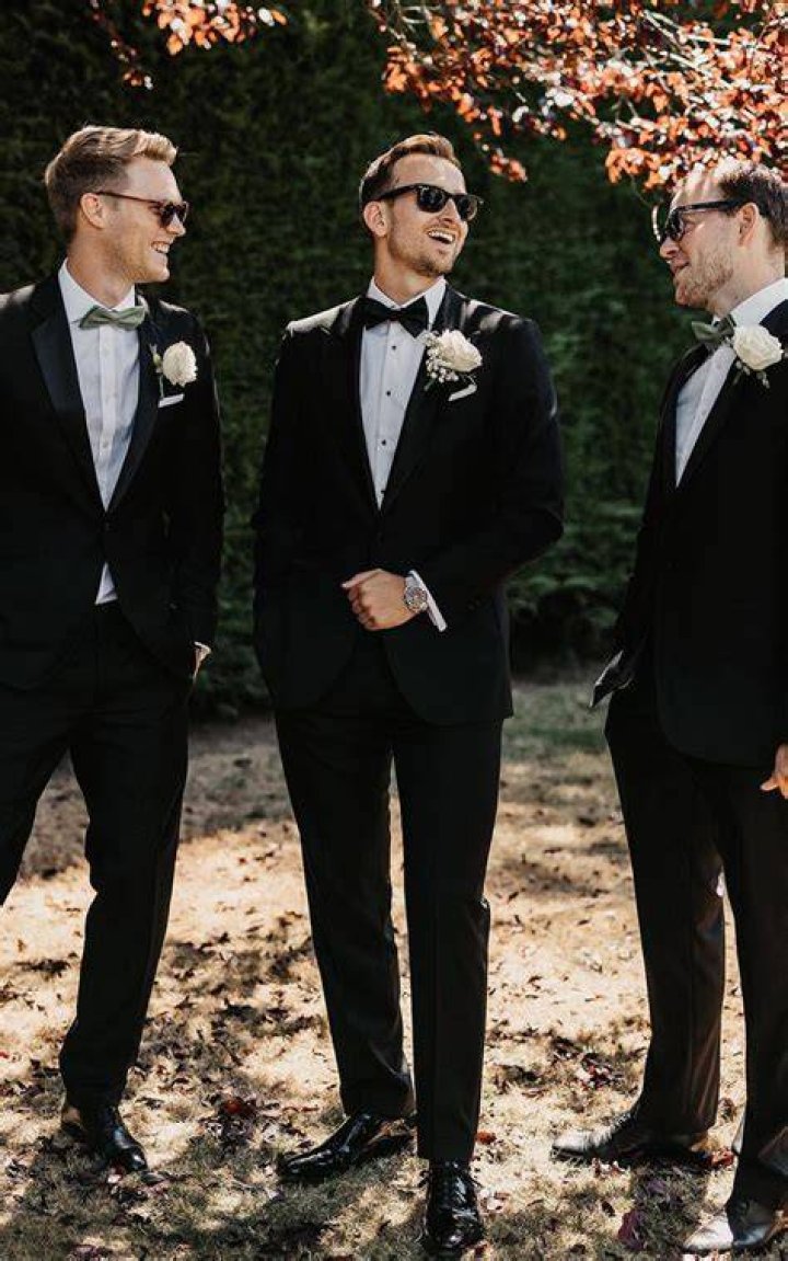 What are some fun wedding photo ideas for grooms?
