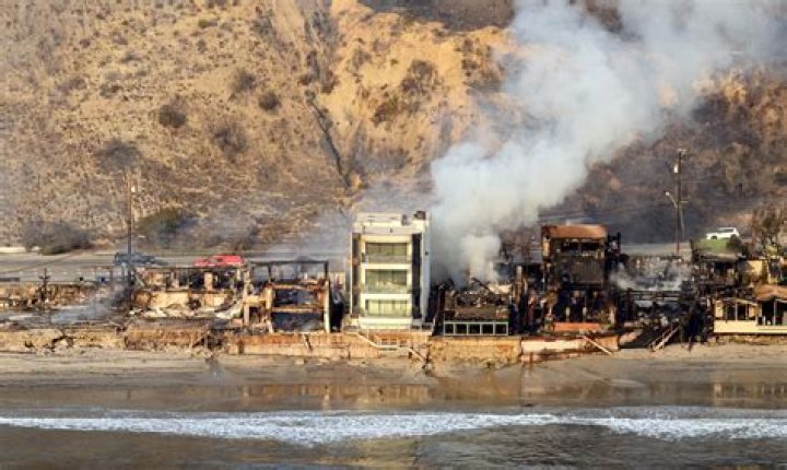 What bar burned down in Cave Creek?