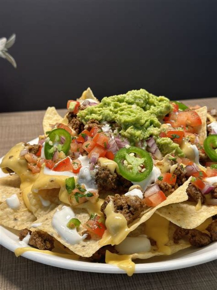 What comes on BWW ultimate nachos?