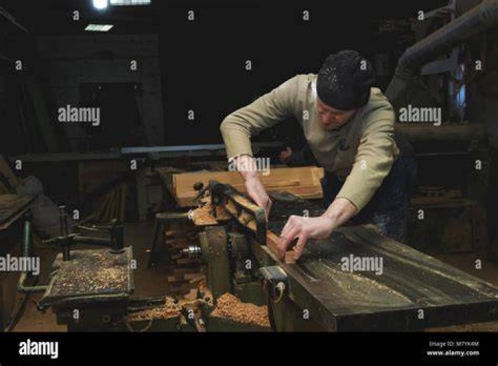 What does a journeyman carpenter do?