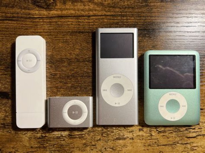 What does it mean when an iPod shuffle flashes green and orange?