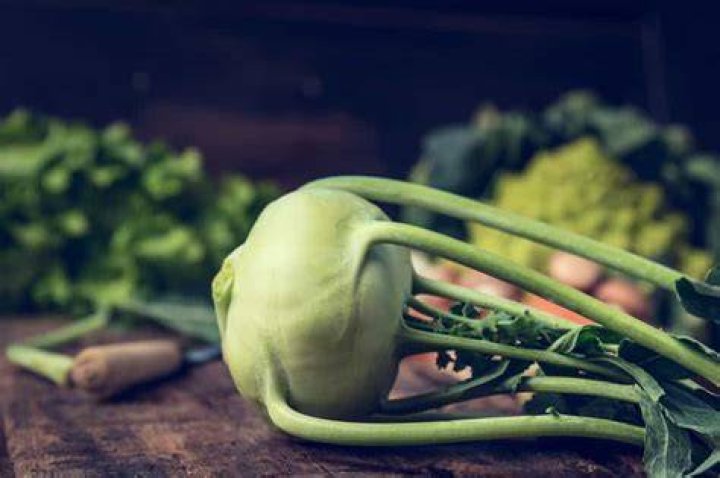 What does kohlrabi taste like?