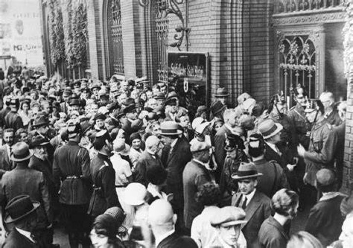 What economic problems were developing in the 1920s?
