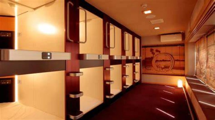 What happened in a hotel in Japan with Niall Horan?