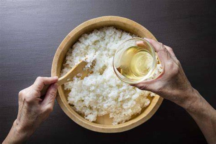 What is a substitute for rice wine vinegar?
