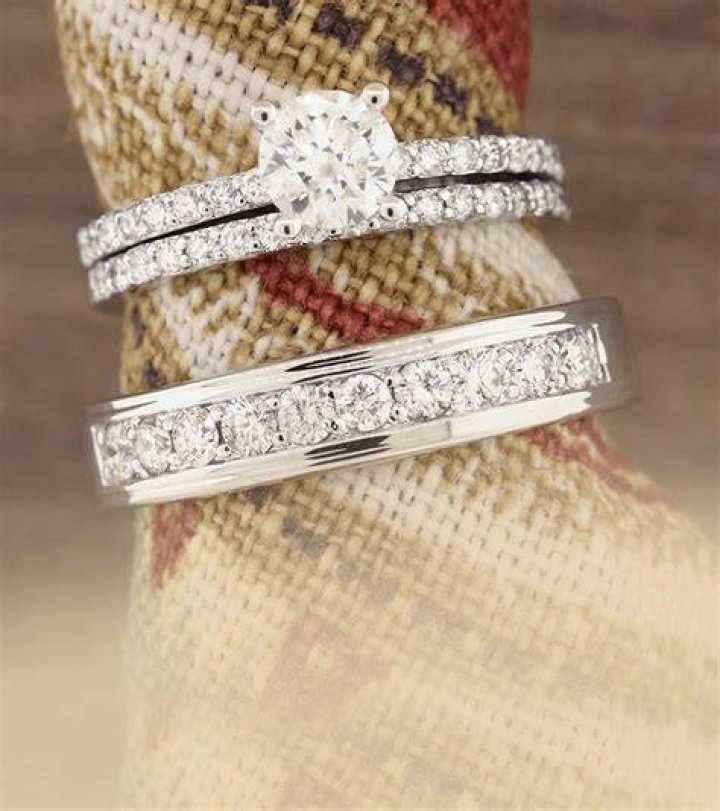 What is a trio ring set?