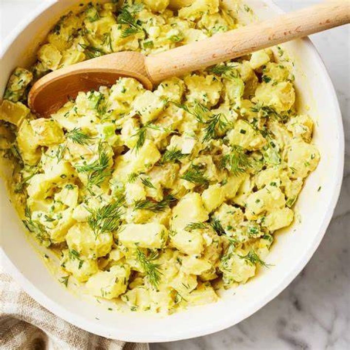 What is in Hamama super salad mix?