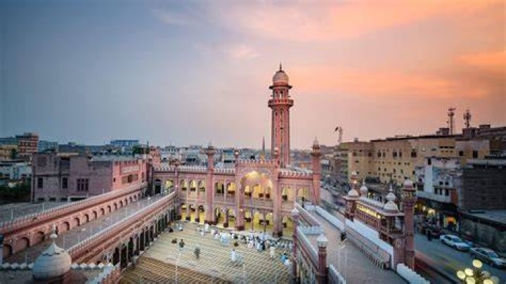 What is peshwari made of?
