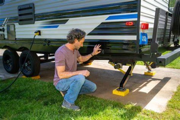 What is the best way to stabilize a travel trailer?