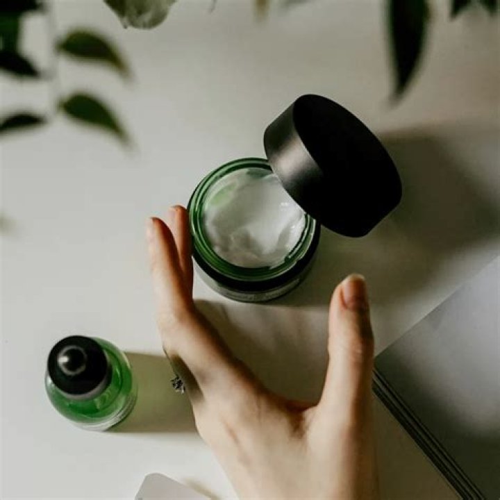 What is the difference between natural and organic cosmetics?