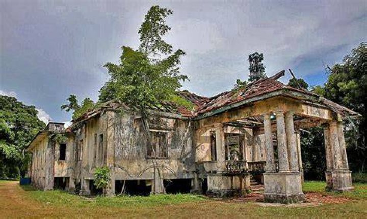 What is the history of the Villa Nabila in Malaysia?