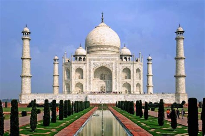 What is the story behind Taj Mahal?