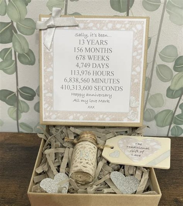 What is the traditional 5 year wedding anniversary gift?