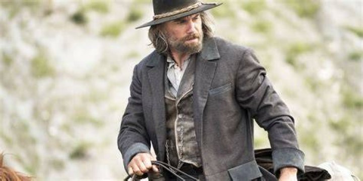 What kind of hat does Anson Mount wear in Hell on Wheels?