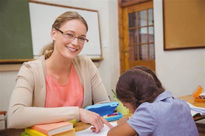What qualifications do you need to be a teaching assistant in Dubai?