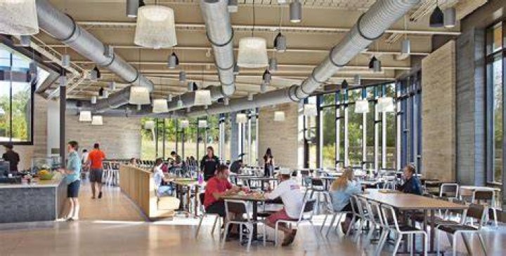 What time do Miami University dining halls close?