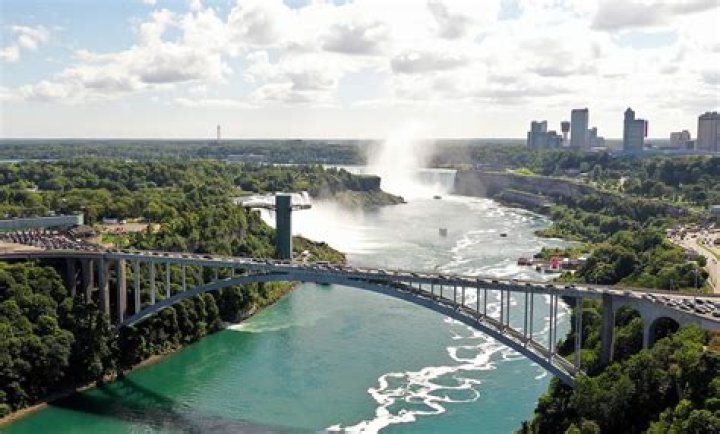 What time does the Niagara Falls border close?