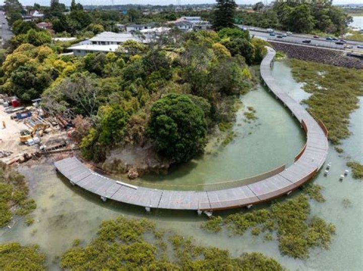 Where do you park at Pobbles Bay?