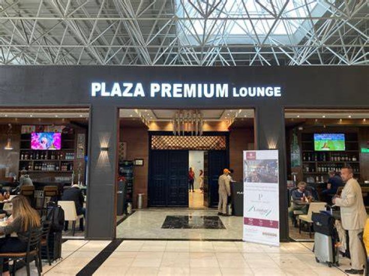 Which cards are accepted at Plaza Premium Lounge?