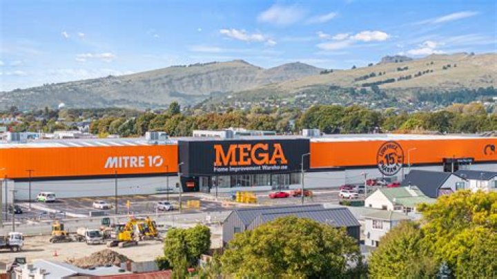 Which is better Mitre 10 or Bunnings?