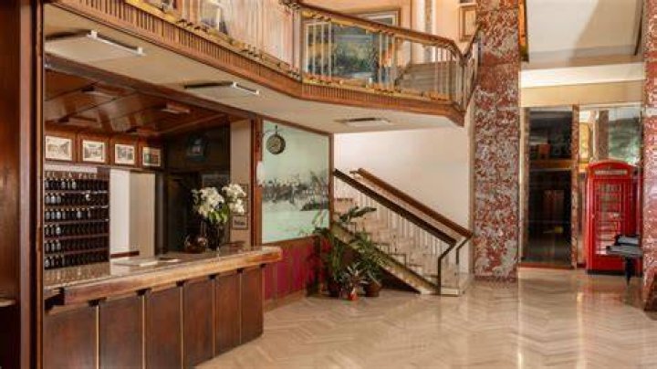 Which is the best hotel to stay in Kolkata?